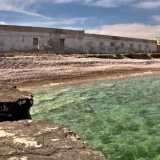Accanto al teatro, affacciato sul un mare cristallino, sorge l�ennesimo edificio abbandonato, un altro centro di lavorazione dei marmi: la Illuzzi